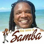 O cantor Igbonan Rocha faz apresentação para pacientes e acompanhantes na Clínica Médica do HUPPA/UFAL