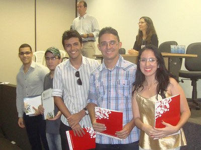 Salmom, ao centro, recebendo certificado de Excelência Acadêmica no 1º Alagoas Caiite