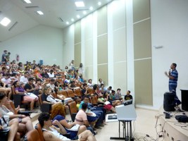 Estudantes de todo país apresentam trabalhos no Enecom