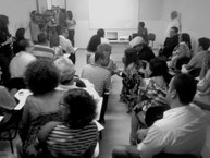 Professores, alunos e técnicos aguardam a continuidade da cerimônia. - Foto: Everton Batista