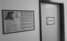 O professor agora nomeia o Laboratório Multimeios Professor Luiz Gonzaga. Uma placa também foi posta ao lado da sala. - Foto: Everton Batista