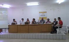 Professor Ronaldo Bispo em mesa redonda com a professora Nilda Jacks, da UFRGS
