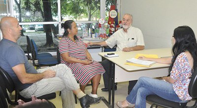 Pró-reitor Pedro Nelson em reunião com os professores Edson Lino e Magnólia Rejane e a aluna Emanuelle Rodrigues