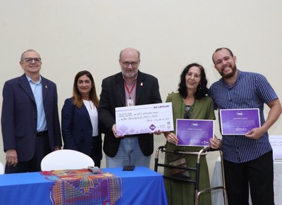 Professor Walter Matias (Coordenador de Pós-Graduação), Professora Iraíldes Assunção (Pró-Reitora de Pós-Gradução), Professor Josealdo Tonholo (Reitor), Professora Lívia Lenzi e Issac Ferreira (Premiado). Professor Walter Matias (Coordenador de Pós-Graduação), Professora Iraíldes Assunção (Pró-Reitora de Pós-Gradução), Professor Josealdo Tonholo (Reitor), Professora Lívia Lenzi e Issac Ferreira (Premiado).