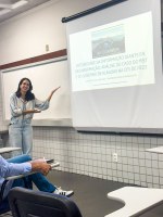 Aluna do PPGCOM-Ufal apresenta pesquisa sobre desinformação na CPI do MST durante o Coninter 2025